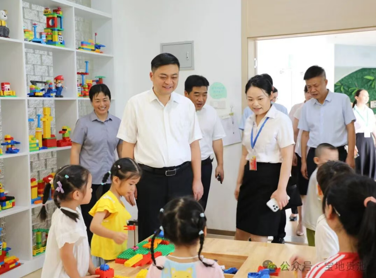 何刚钱松看望慰问教师代表和教育工作者